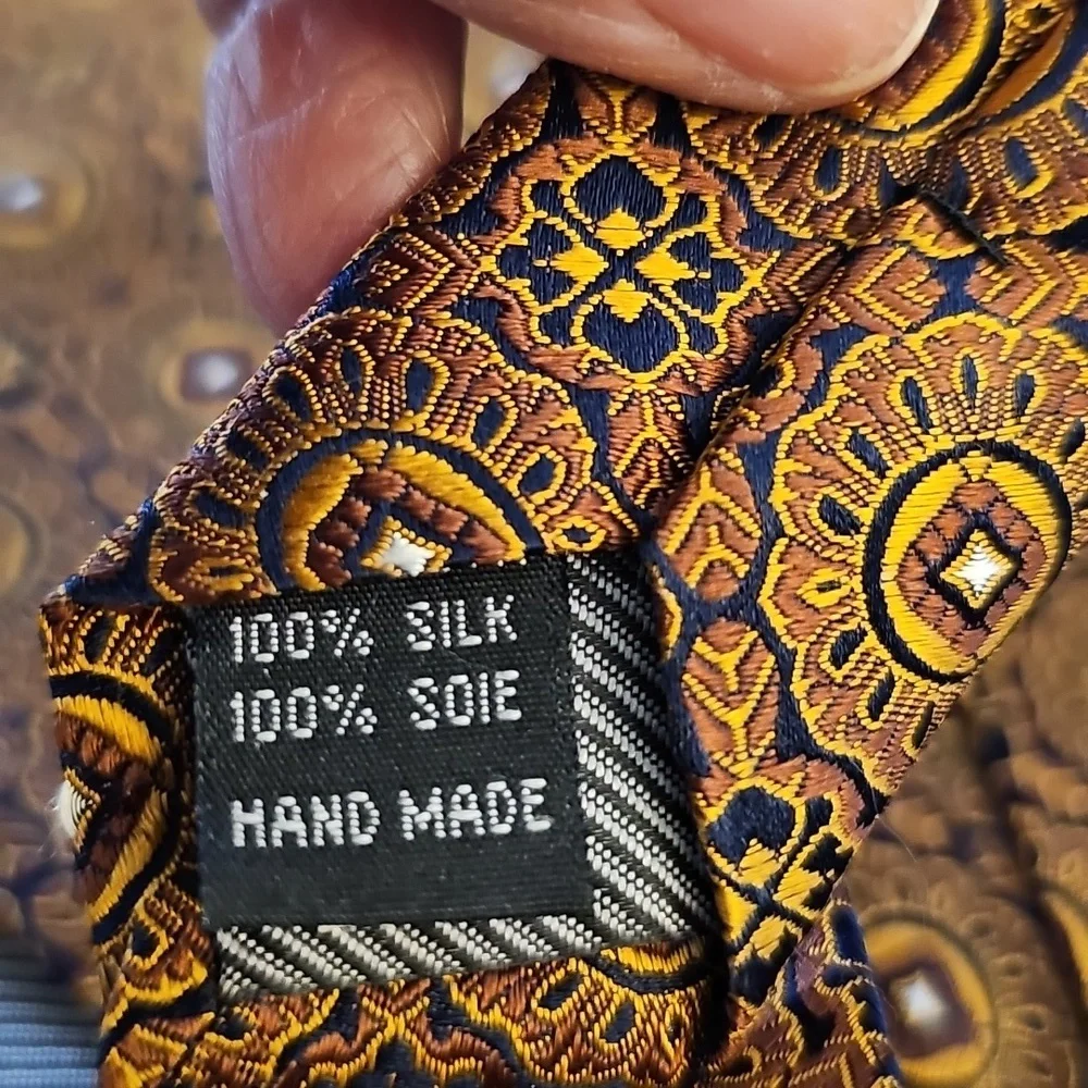 Elegant Gold And Black Patterned Men's Tie. By SETAZONE‎ 100% SILK.